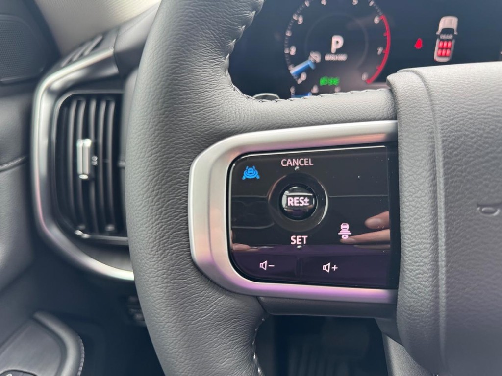 Nissan Armada Vehicle Full-screen Gallery Image 09