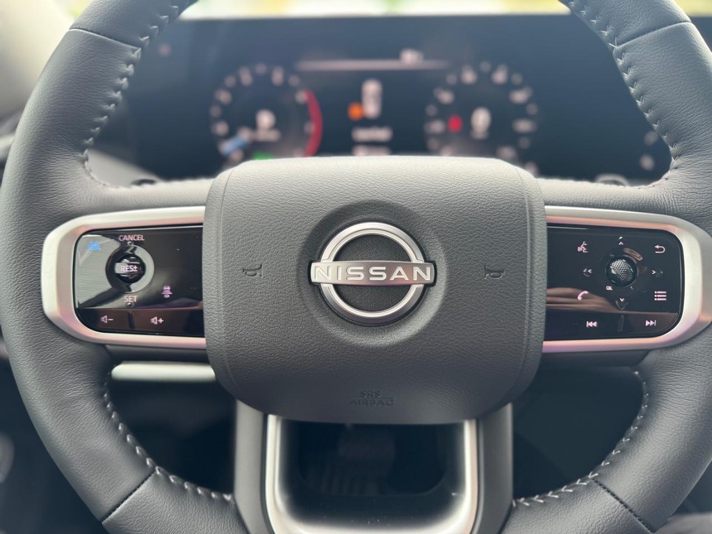 Nissan Armada Vehicle Full-screen Gallery Image 10