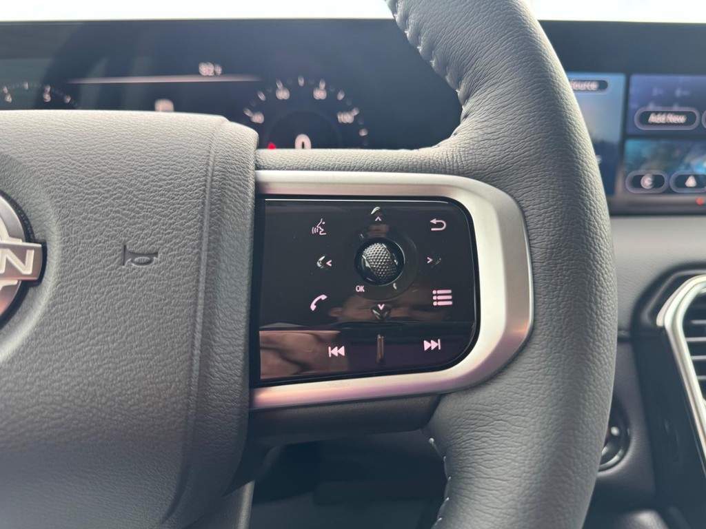 Nissan Armada Vehicle Full-screen Gallery Image 11