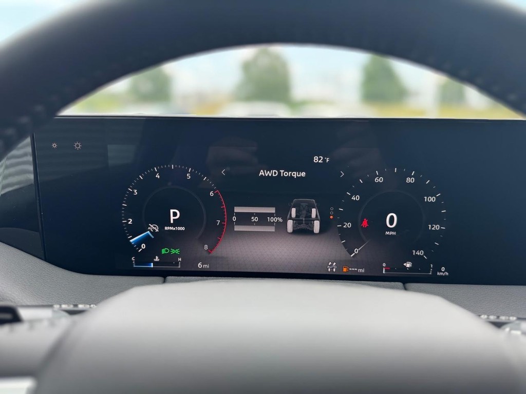 Nissan Armada Vehicle Full-screen Gallery Image 12