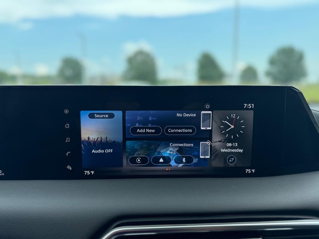 Nissan Armada Vehicle Full-screen Gallery Image 13