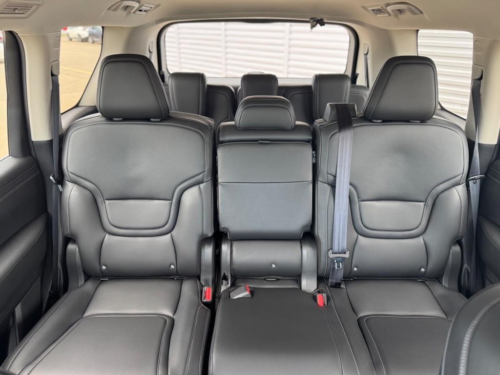 Nissan Armada Vehicle Full-screen Gallery Image 17