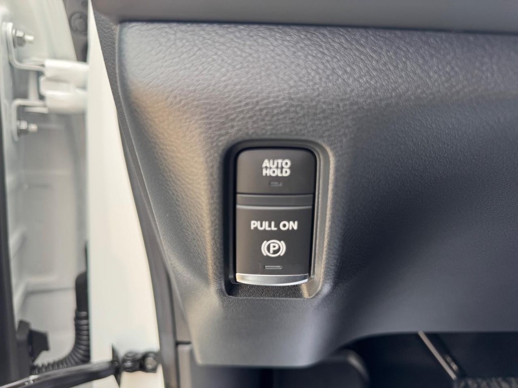 Nissan Armada Vehicle Full-screen Gallery Image 18