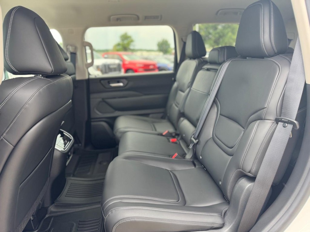 Nissan Armada Vehicle Full-screen Gallery Image 19