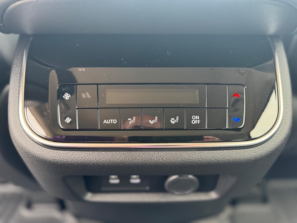 Nissan Armada Vehicle Full-screen Gallery Image 20