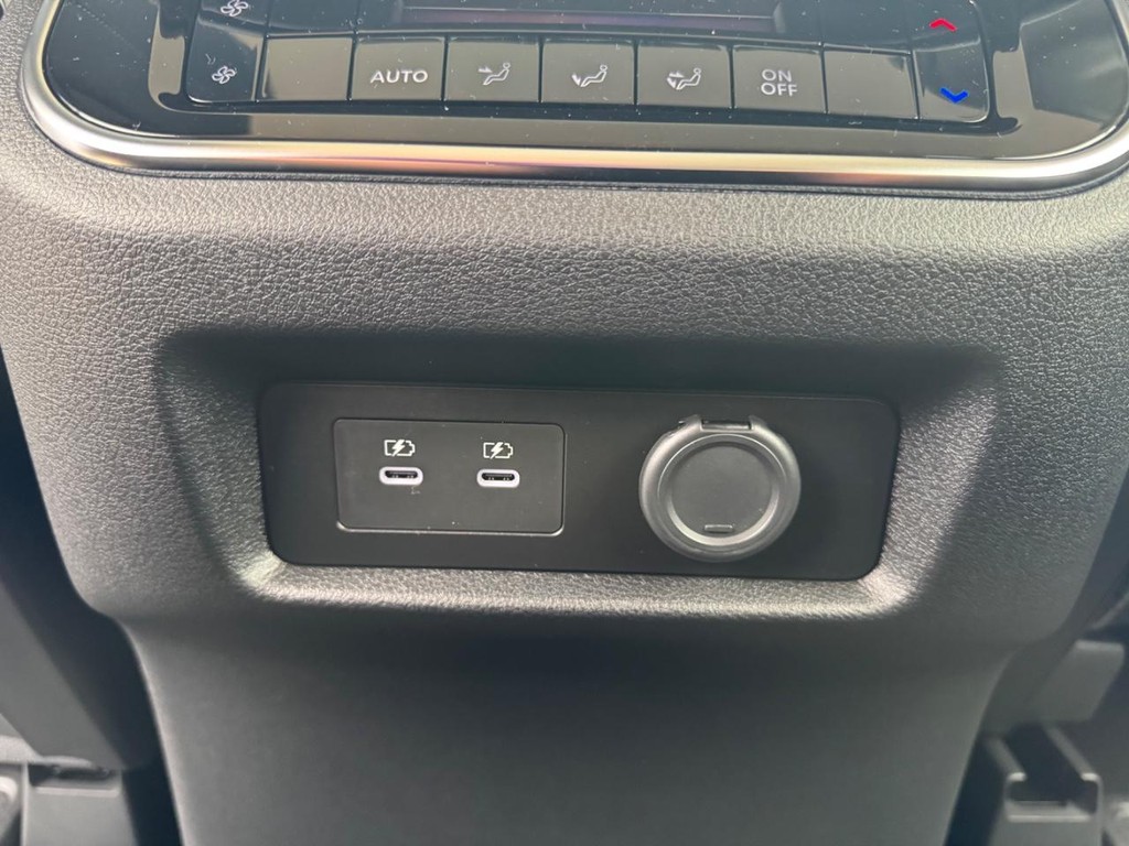 Nissan Armada Vehicle Full-screen Gallery Image 21