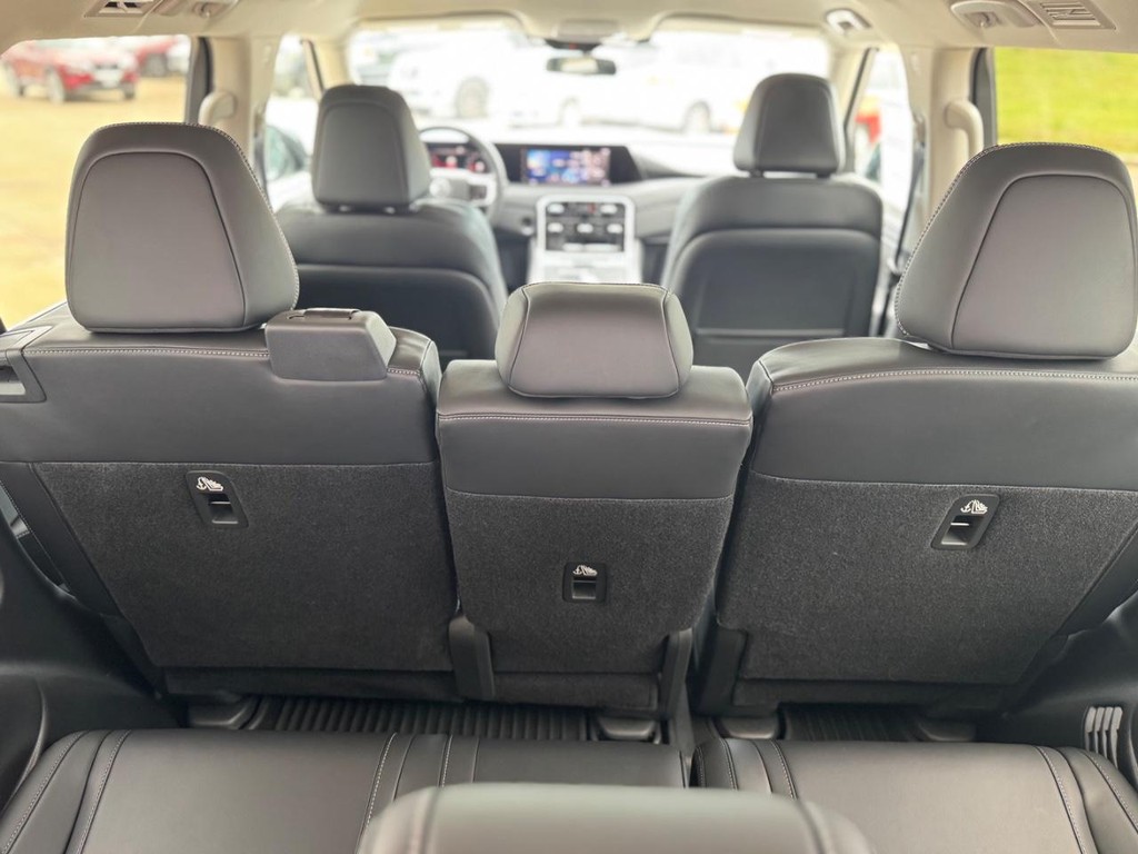 Nissan Armada Vehicle Full-screen Gallery Image 26