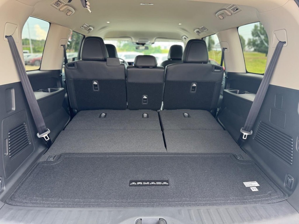 Nissan Armada Vehicle Full-screen Gallery Image 28