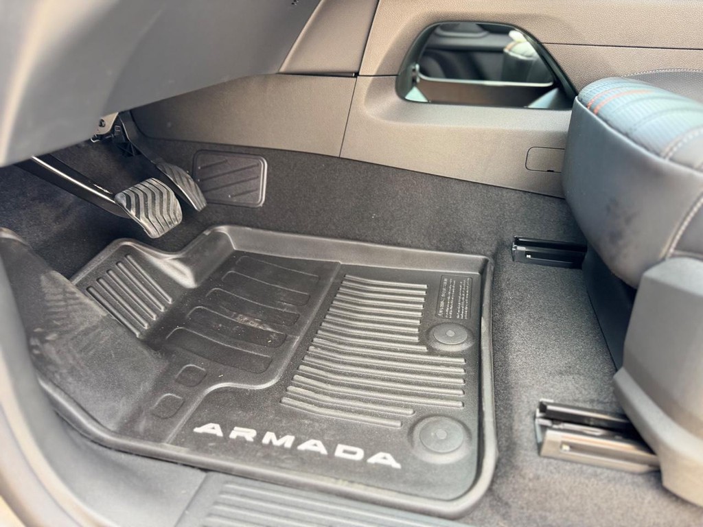 Nissan Armada Vehicle Full-screen Gallery Image 04