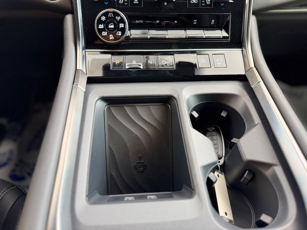 Nissan Armada Vehicle Full-screen Gallery Image 06