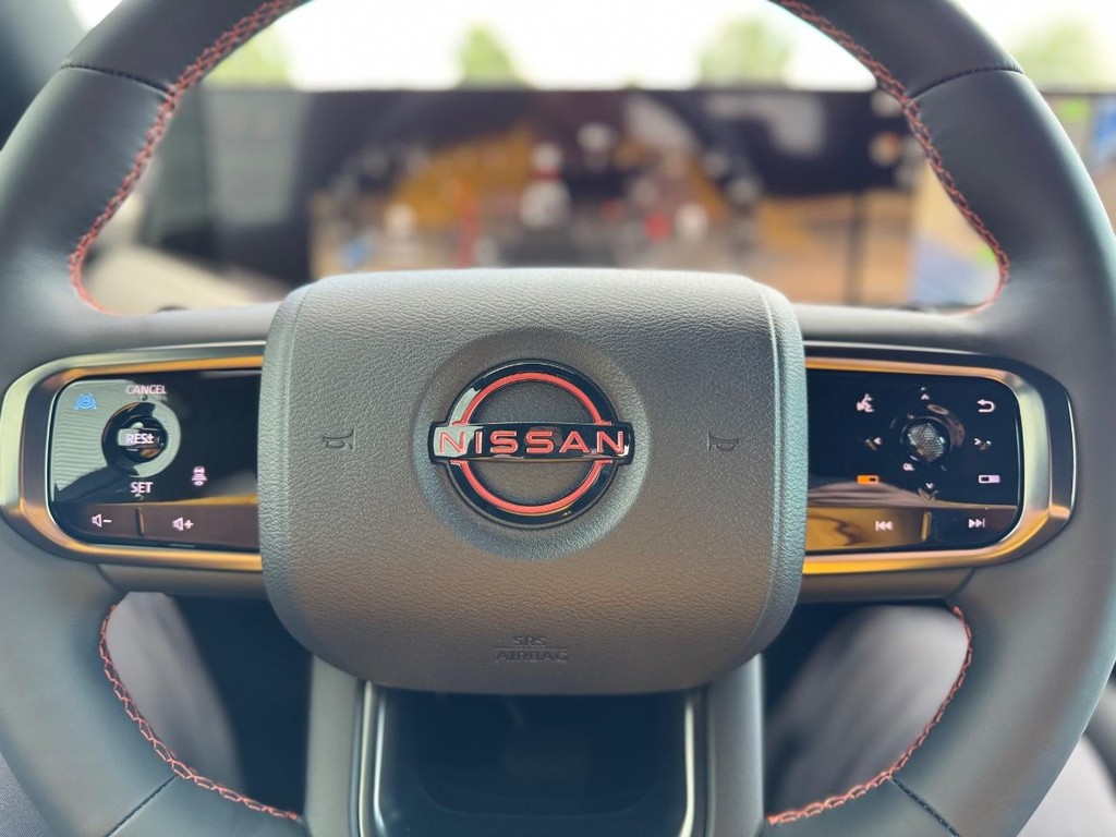 Nissan Armada Vehicle Full-screen Gallery Image 08