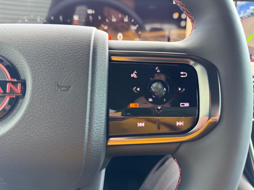 Nissan Armada Vehicle Full-screen Gallery Image 09