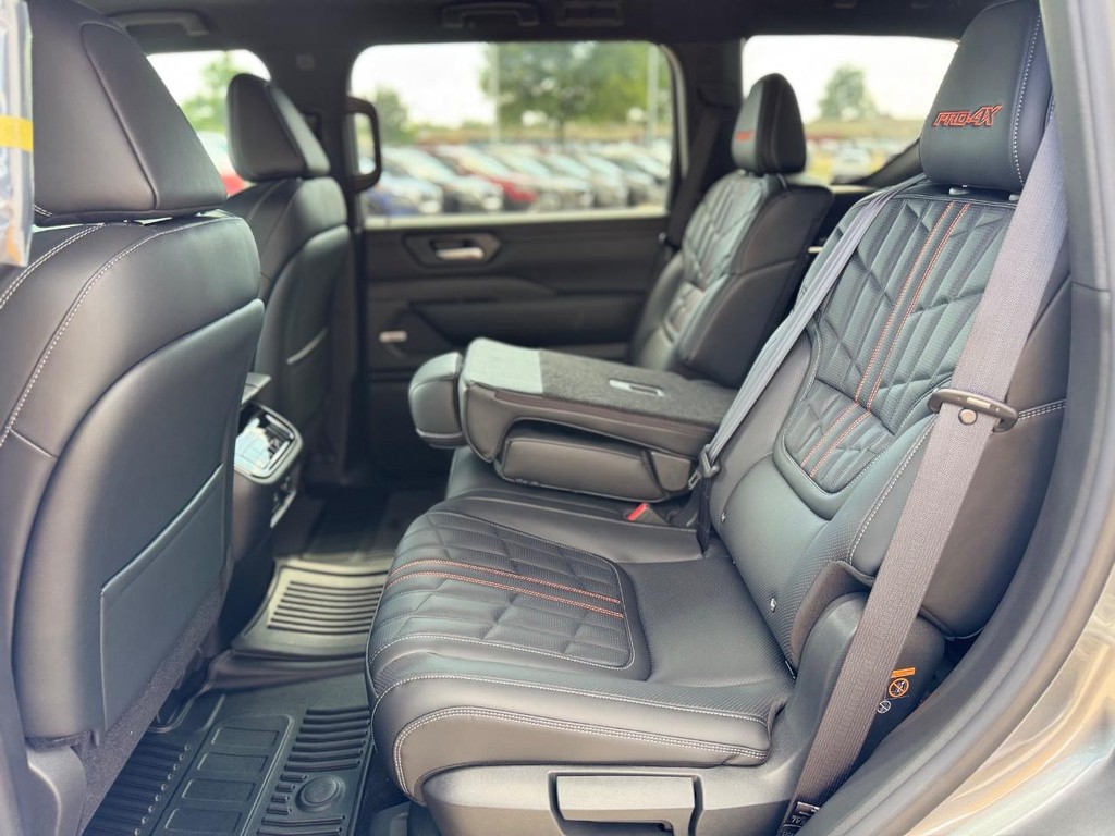 Nissan Armada Vehicle Full-screen Gallery Image 13