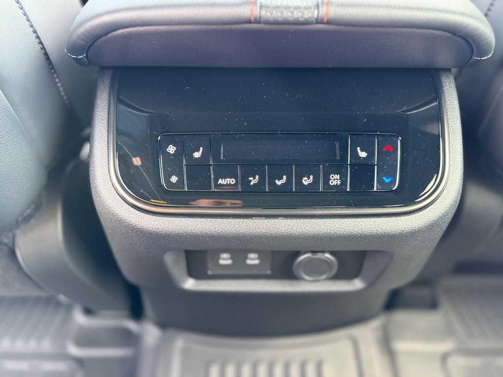 Nissan Armada Vehicle Full-screen Gallery Image 14