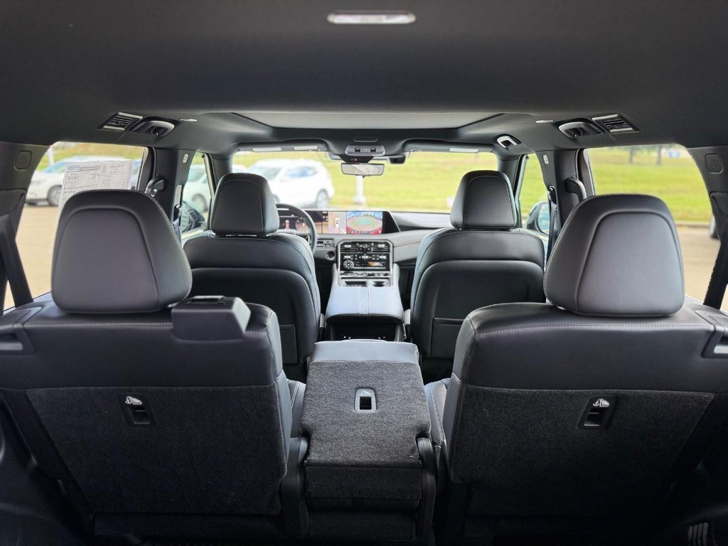 Nissan Armada Vehicle Full-screen Gallery Image 15