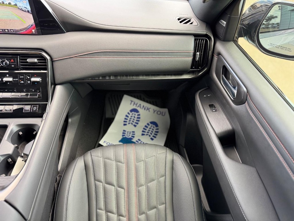 Nissan Armada Vehicle Full-screen Gallery Image 18