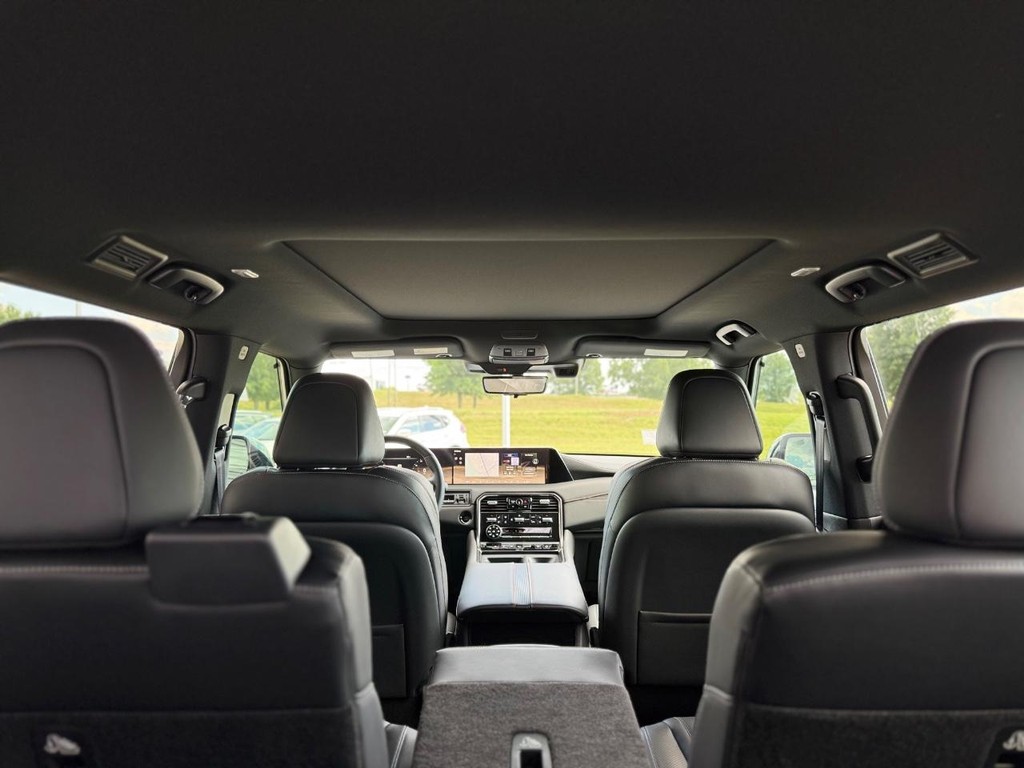 Nissan Armada Vehicle Full-screen Gallery Image 19