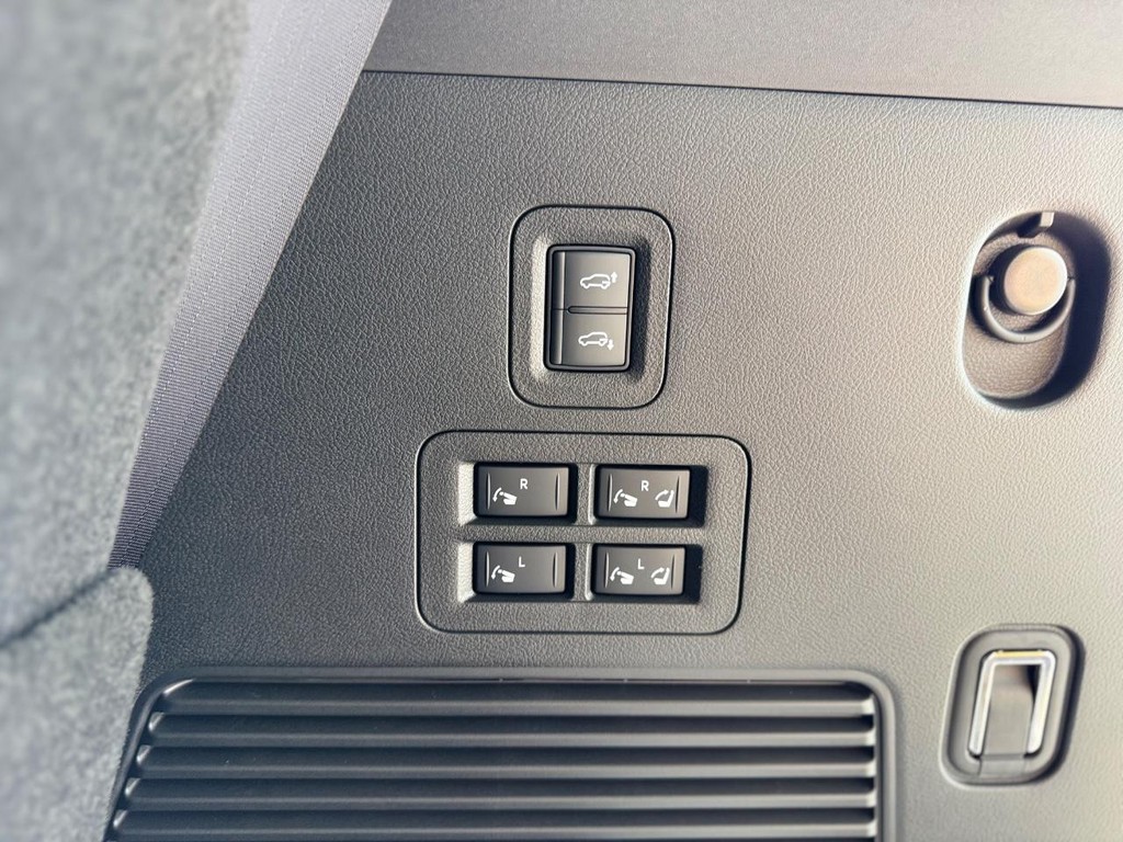 Nissan Armada Vehicle Full-screen Gallery Image 20