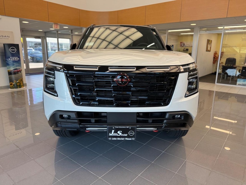 Nissan Armada Vehicle Full-screen Gallery Image 22