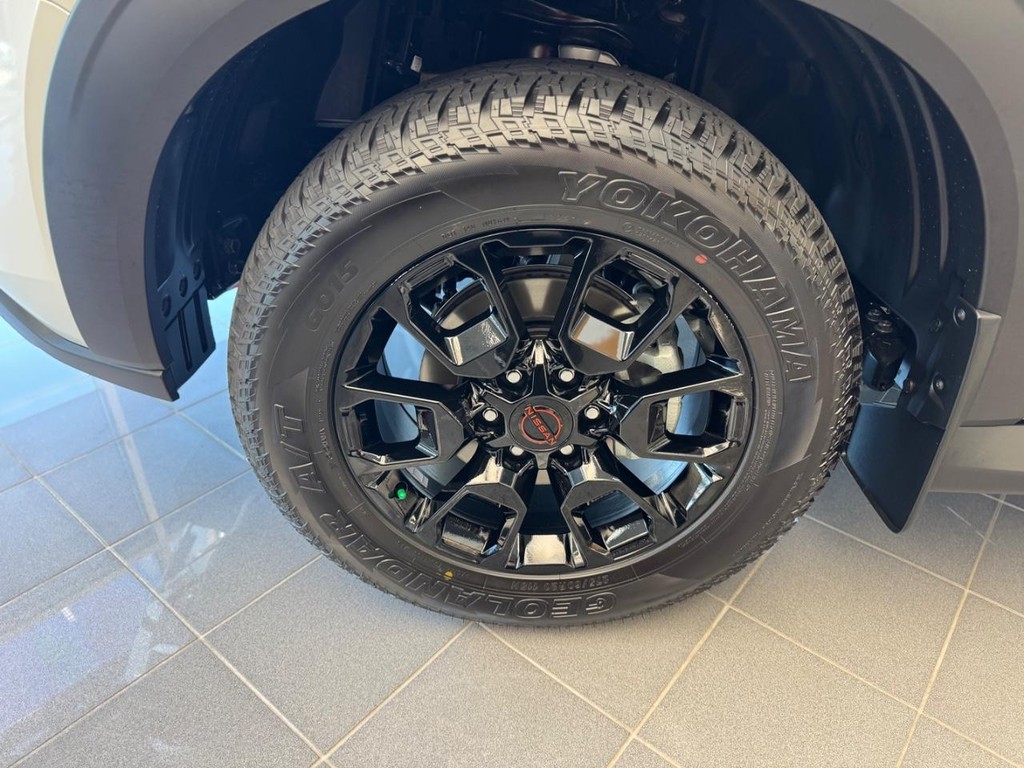 Nissan Armada Vehicle Full-screen Gallery Image 24