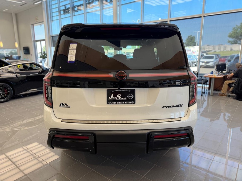 Nissan Armada Vehicle Full-screen Gallery Image 25