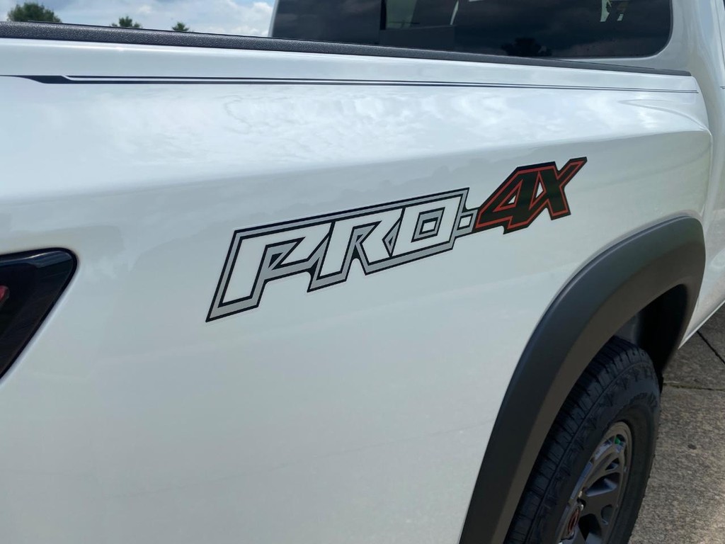 Nissan Frontier Vehicle Full-screen Gallery Image 03