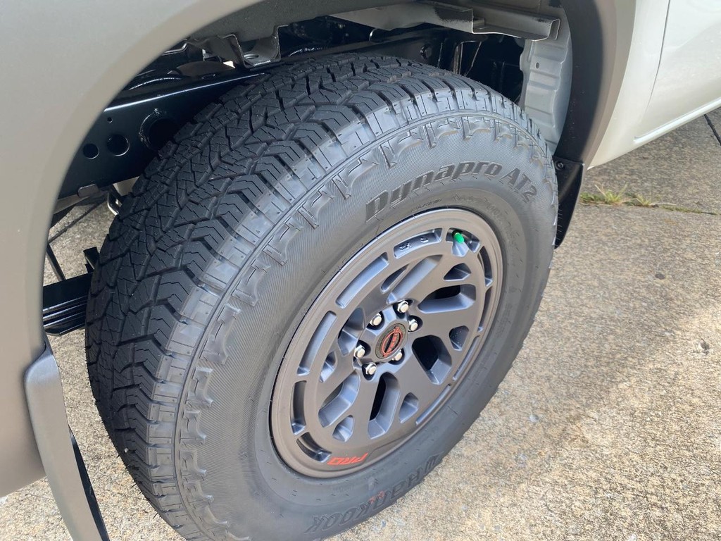 Nissan Frontier Vehicle Full-screen Gallery Image 04