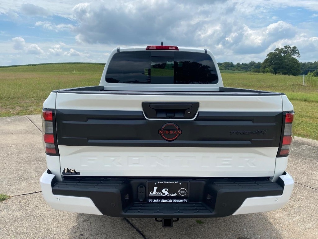 Nissan Frontier Vehicle Full-screen Gallery Image 05
