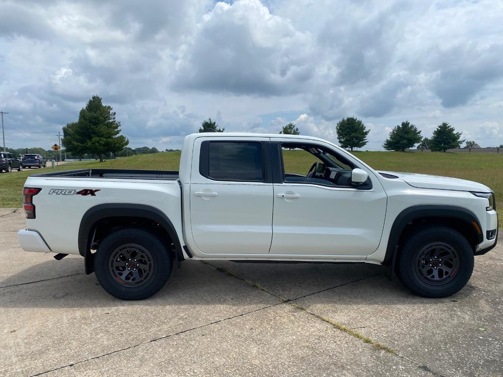 Nissan Frontier Vehicle Full-screen Gallery Image 06
