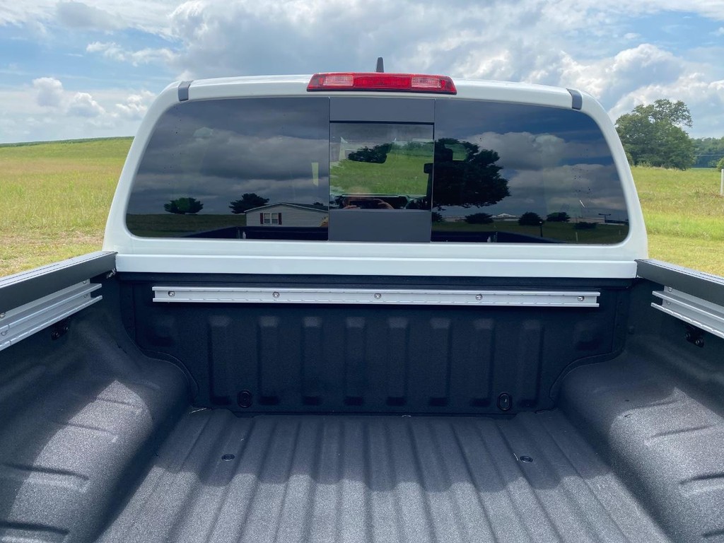 Nissan Frontier Vehicle Full-screen Gallery Image 07