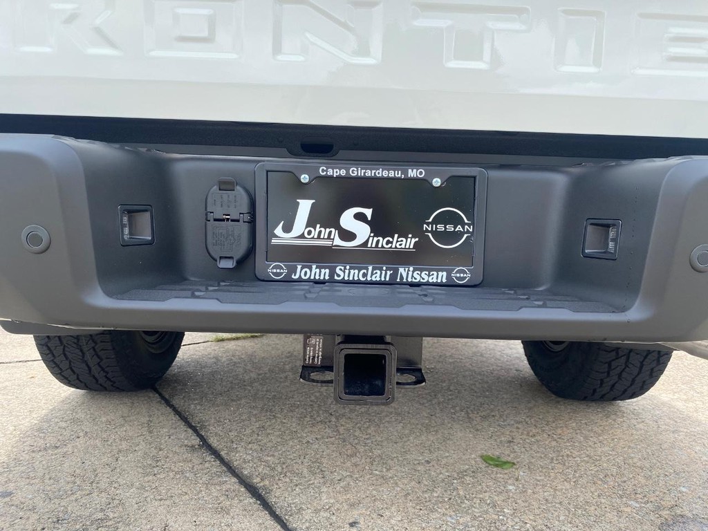 Nissan Frontier Vehicle Full-screen Gallery Image 08