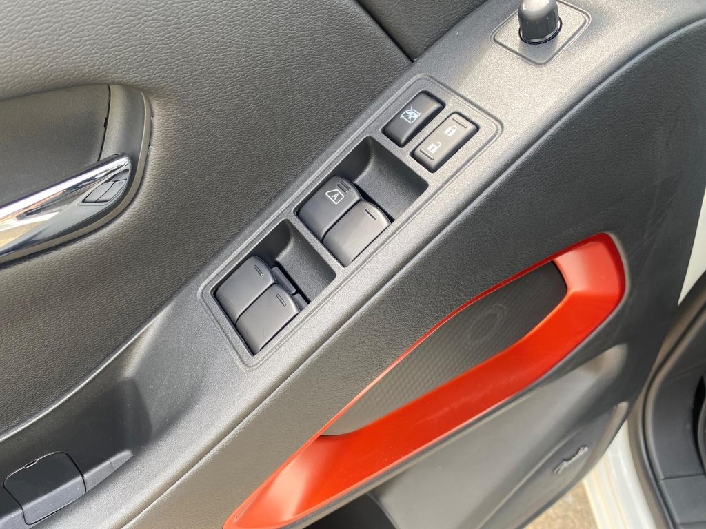 Nissan Frontier Vehicle Full-screen Gallery Image 11