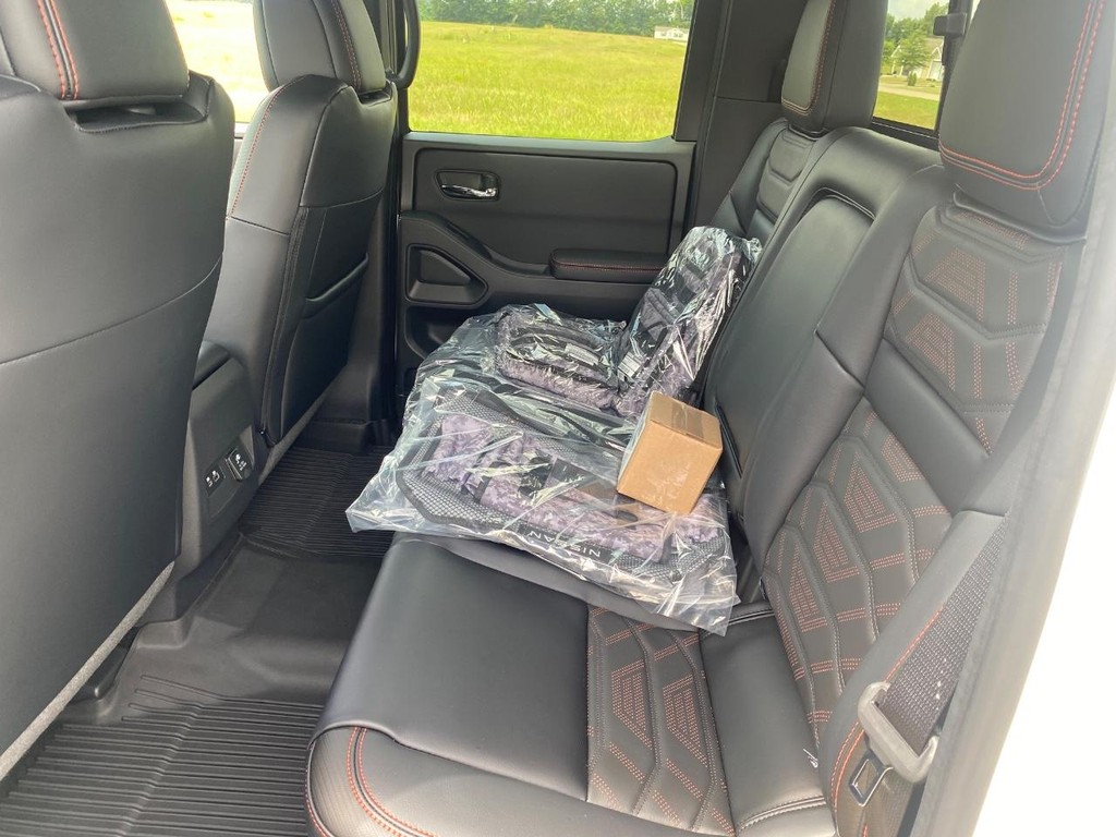 Nissan Frontier Vehicle Full-screen Gallery Image 12