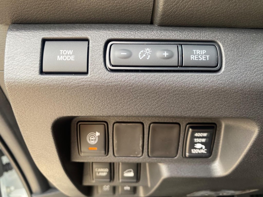 Nissan Frontier Vehicle Full-screen Gallery Image 13