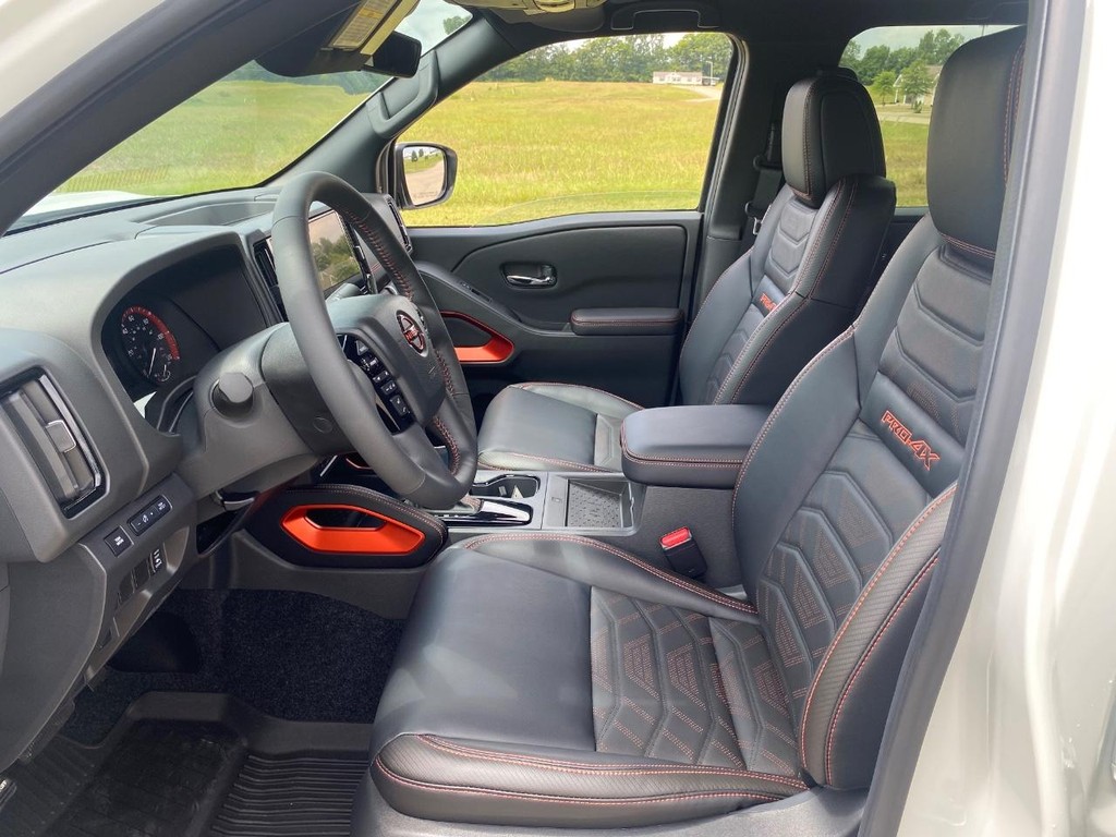 Nissan Frontier Vehicle Full-screen Gallery Image 15