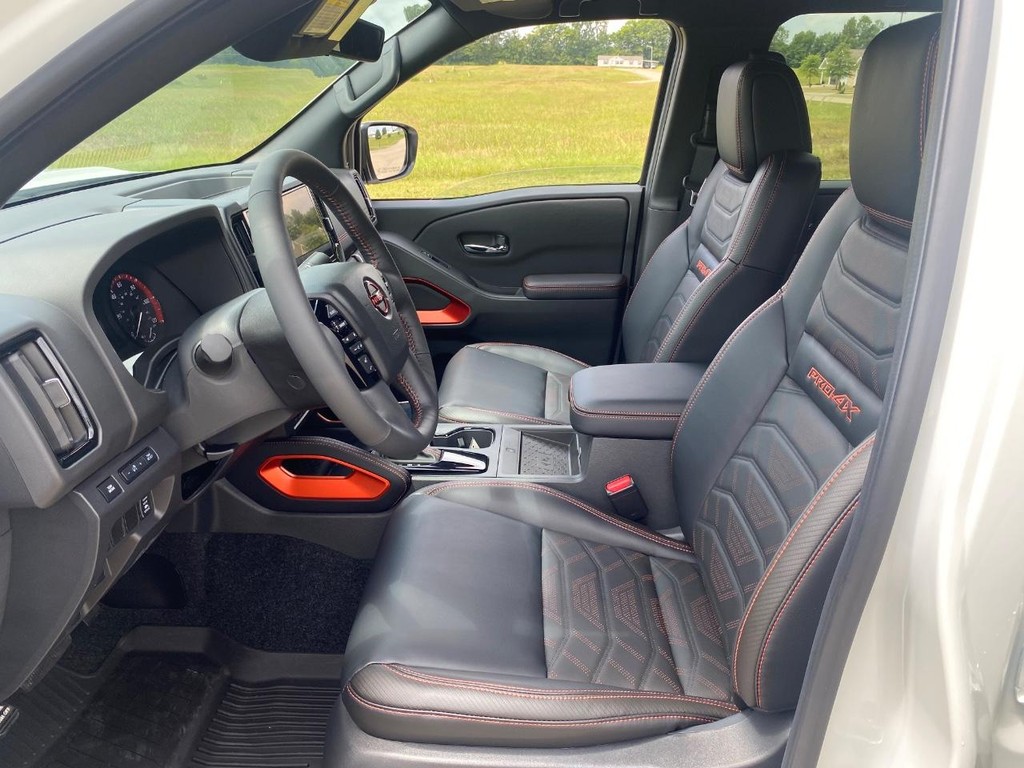 Nissan Frontier Vehicle Full-screen Gallery Image 16