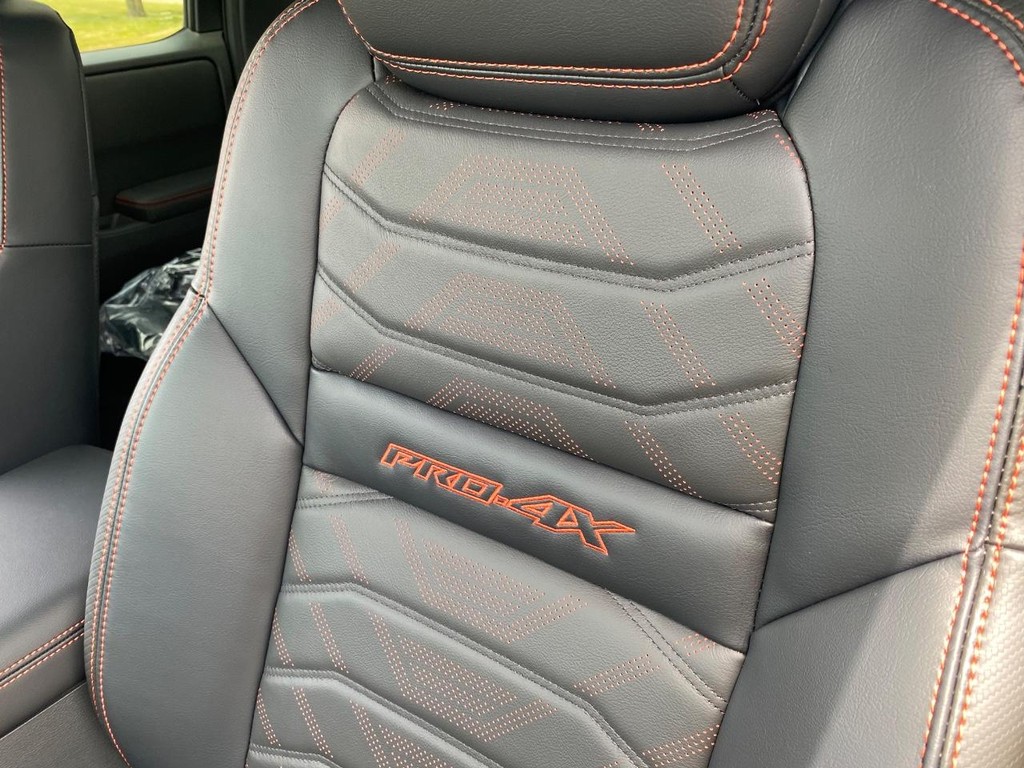 Nissan Frontier Vehicle Full-screen Gallery Image 17