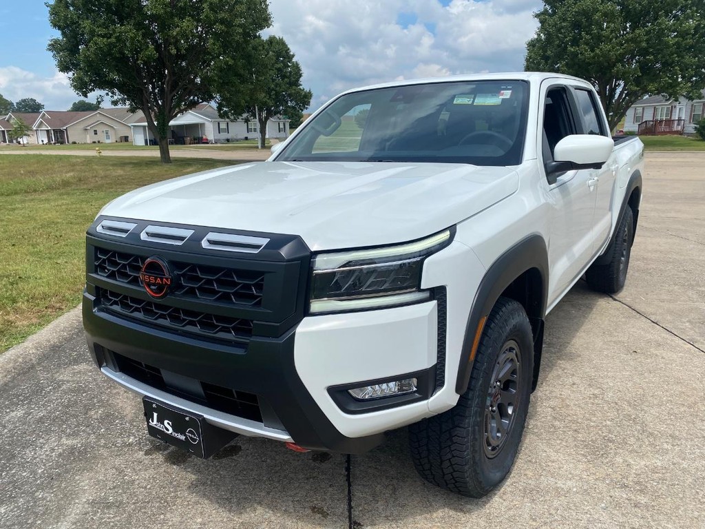 Nissan Frontier Vehicle Full-screen Gallery Image 21