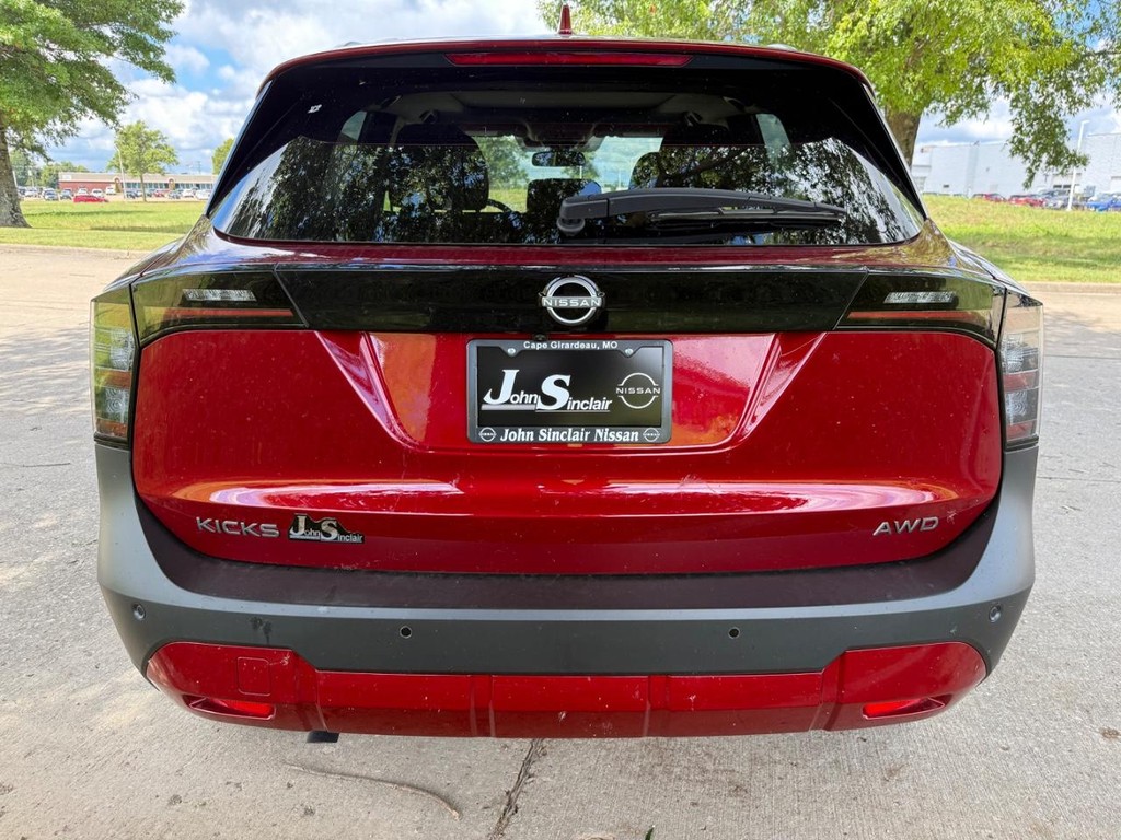 Nissan Kicks Vehicle Full-screen Gallery Image 05