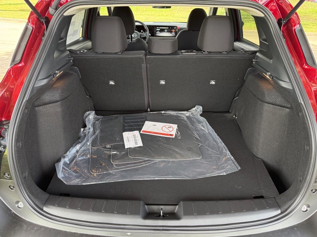 Nissan Kicks Vehicle Full-screen Gallery Image 07