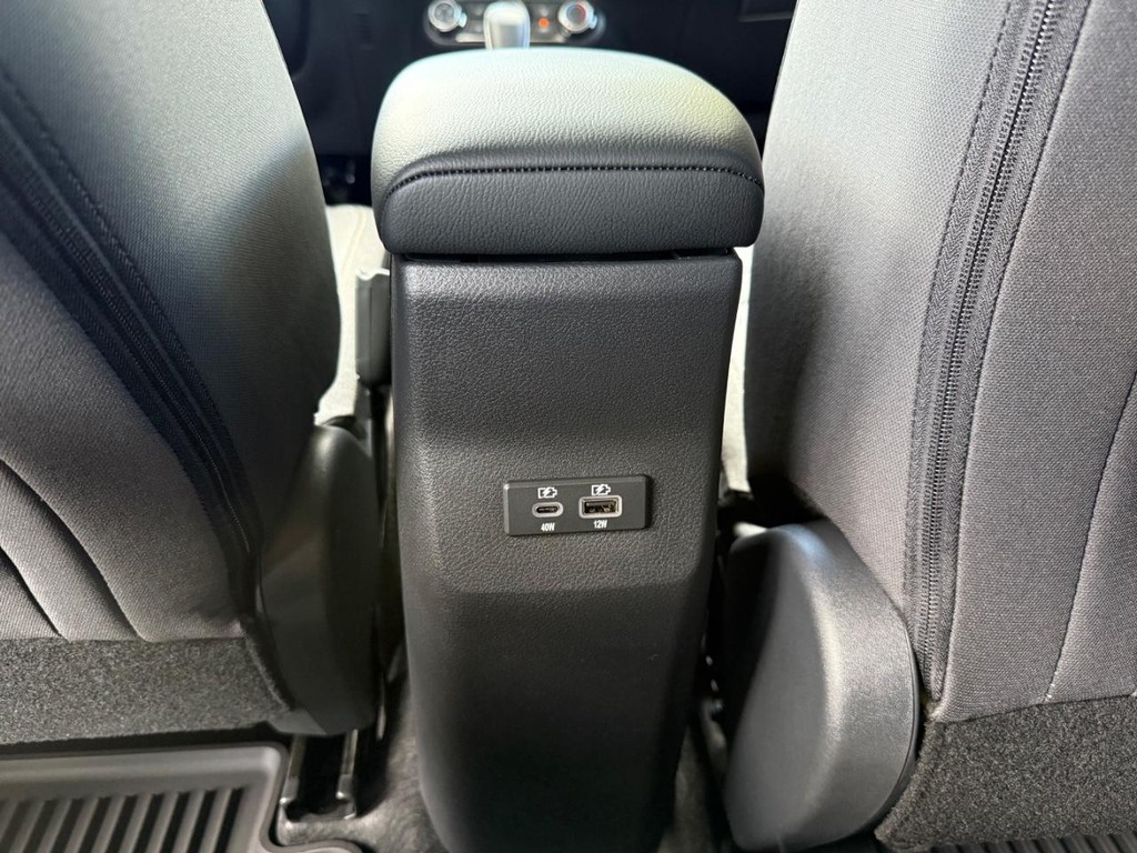 Nissan Kicks Vehicle Full-screen Gallery Image 09