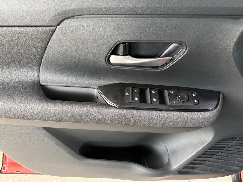 Nissan Kicks Vehicle Full-screen Gallery Image 12