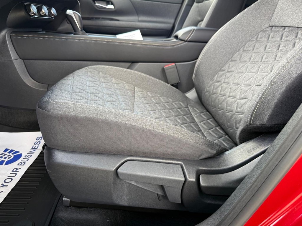 Nissan Kicks Vehicle Full-screen Gallery Image 13