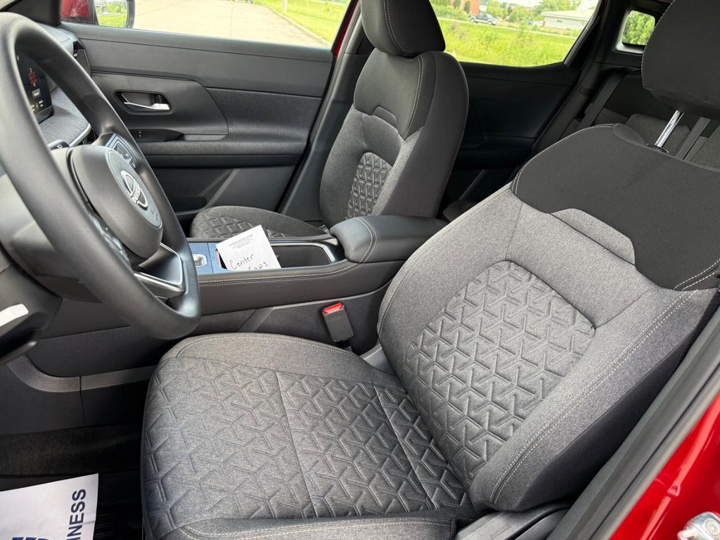 Nissan Kicks Vehicle Full-screen Gallery Image 14