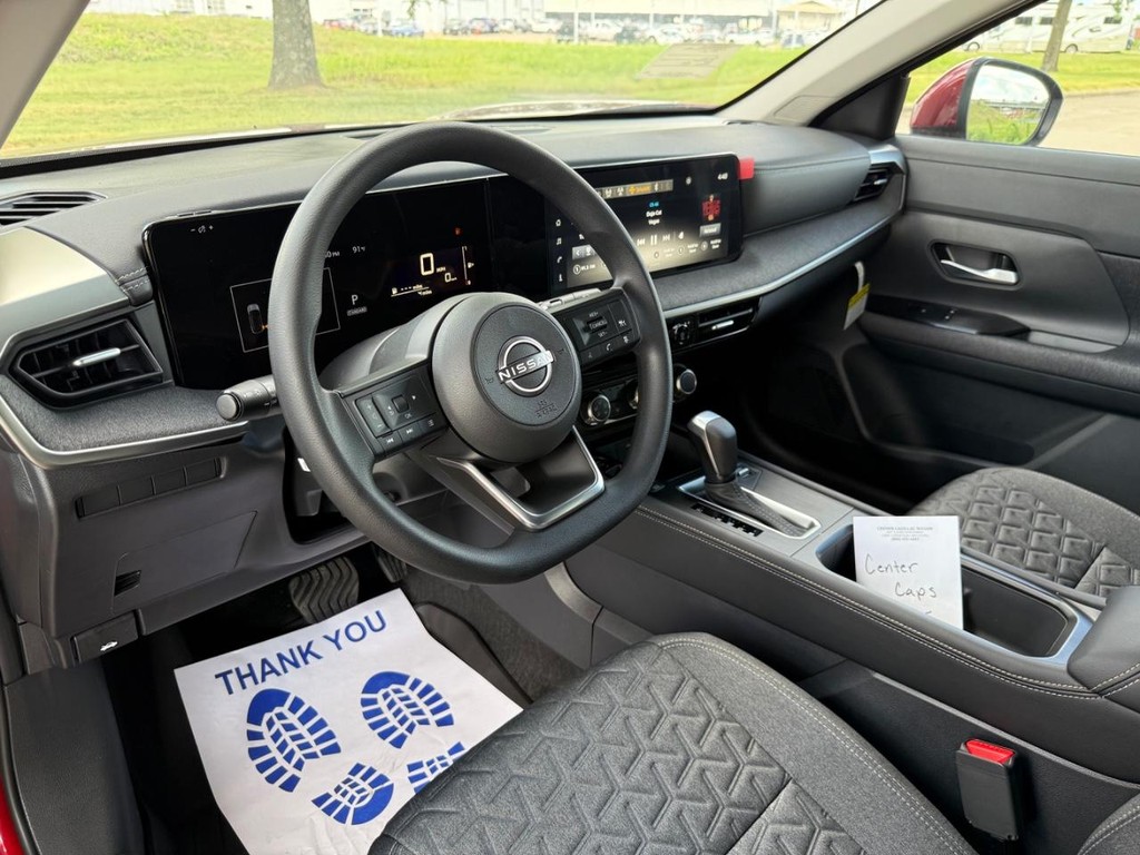 Nissan Kicks Vehicle Full-screen Gallery Image 15