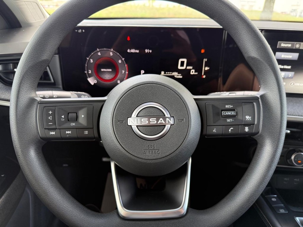 Nissan Kicks Vehicle Full-screen Gallery Image 16