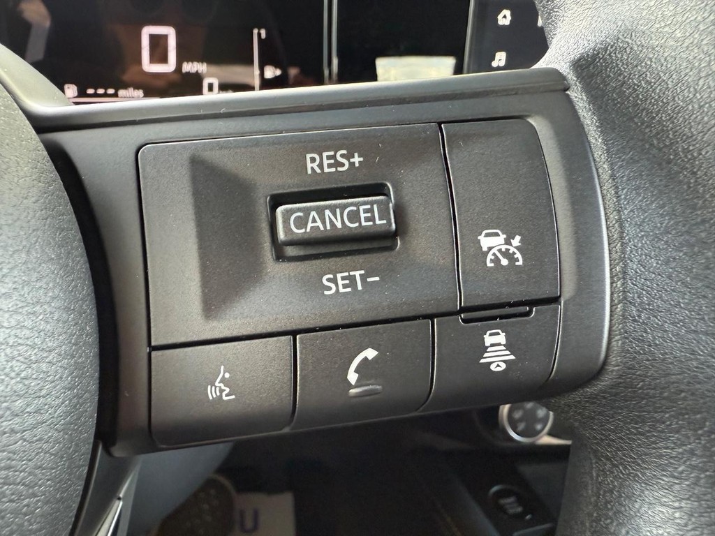 Nissan Kicks Vehicle Full-screen Gallery Image 18