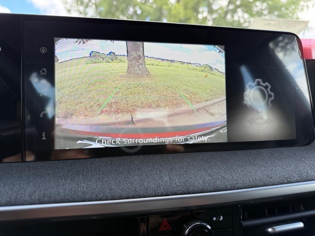 Nissan Kicks Vehicle Full-screen Gallery Image 21