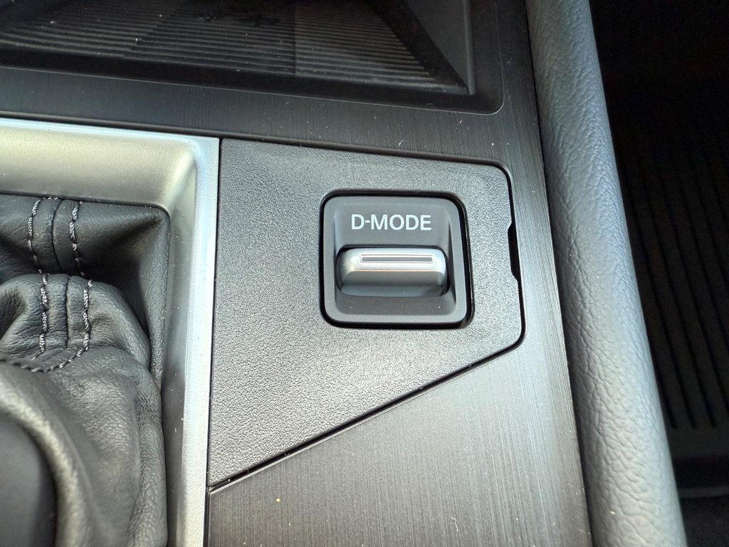 Nissan Kicks Vehicle Full-screen Gallery Image 26