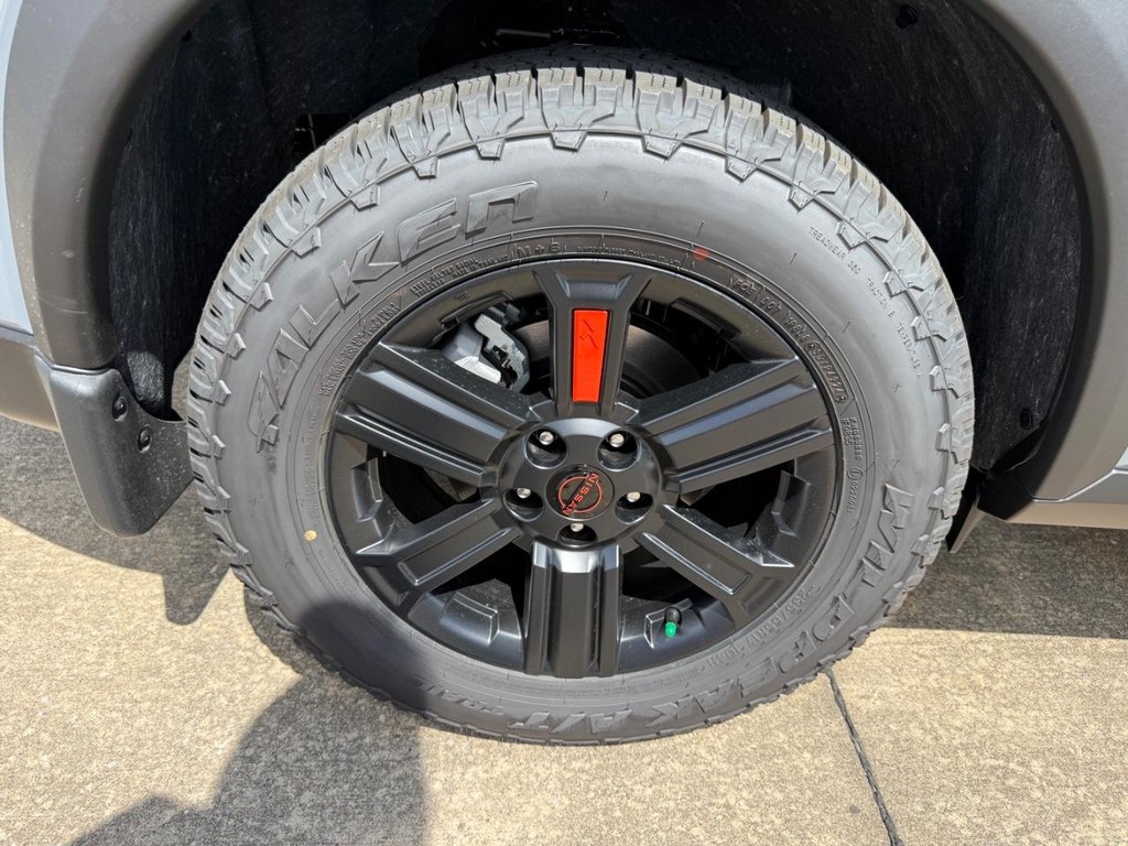 Nissan Rogue Vehicle Full-screen Gallery Image 02